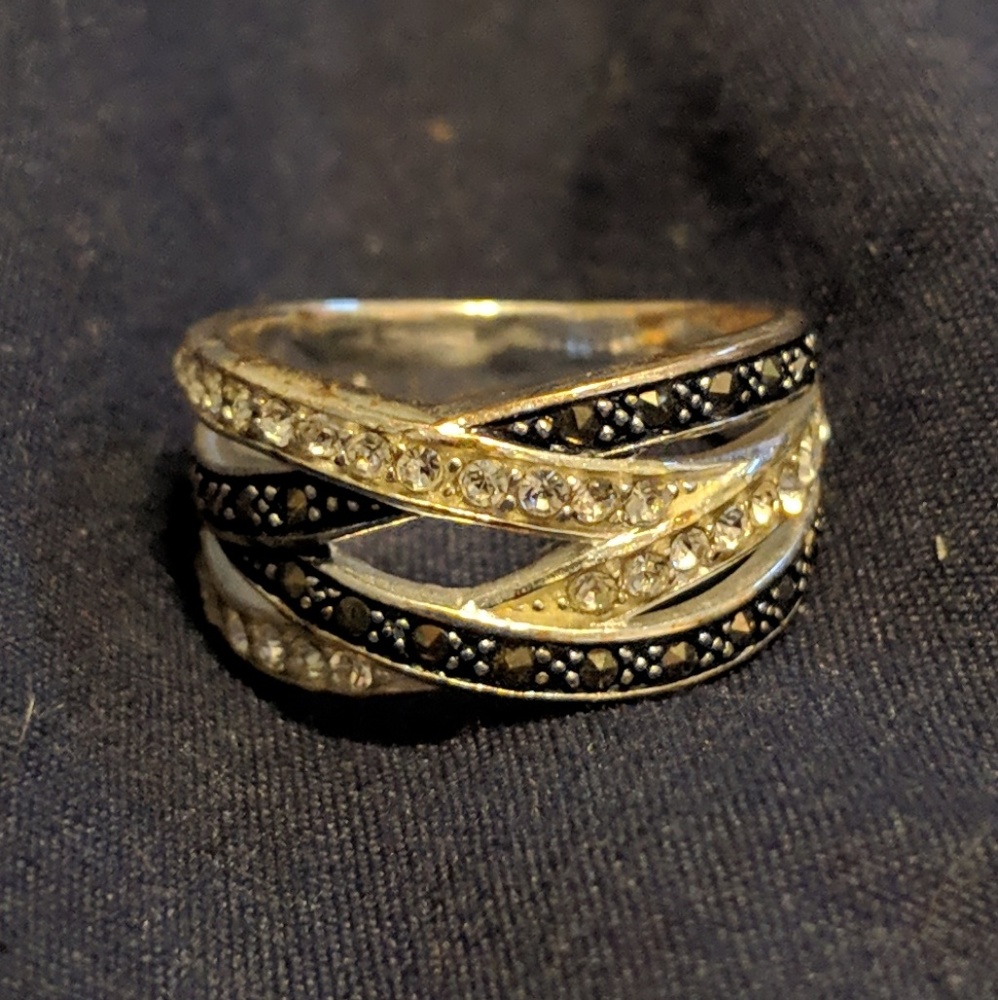 Criss cross ring with black and white stones